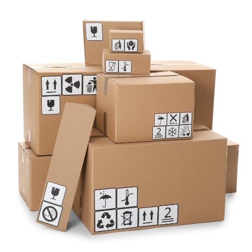 Kartons mit verschiedenen Verpackungssymbolen und Transportkennzeichen